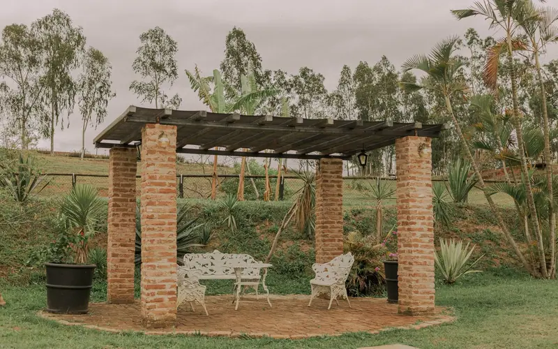 Pergola nad tarasem (zdjęcie ilustracyjne)