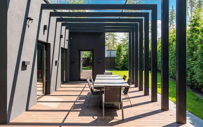 Pergola nad tarasem (zdjęcie ilustracyjne)